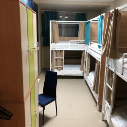 Кровать в 6-местном общем женском номере
