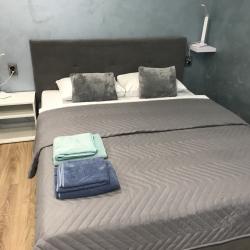 Комната студия с 1 двуспальной кроватью и кухней