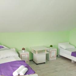 Номер стандарт с 2 односпальными и 1 двуспальной кроватью с балконом