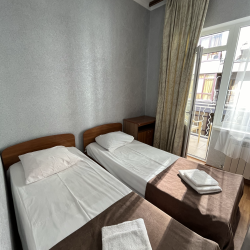 Двухместный стандарт с балконом, односпальные кровати