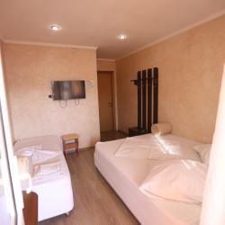 Номер стандарт семейный с 2 односпальными и 1 двуспальной кроватью