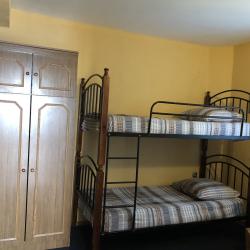 Номер стандарт с 1 двухъярусной и 1 двуспальной кроватью