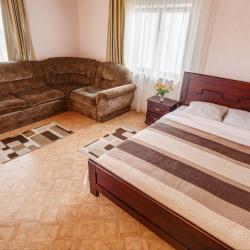 Номер стандарт с 2 односпальными и 1 двуспальной кроватью