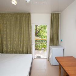 Номер стандарт комфорт с 1 односпальной и 1 двуспальной кроватью