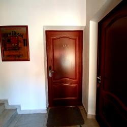 Комната эконом с 2 односпальными и двухъярусной кроватями (удобства на этаже) №11