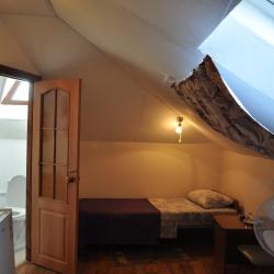 Номер эконом с 2 односпальными кроватями (общие удобства, мансарда)