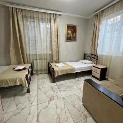 2-комнатный номер люкс улучшенный с 1 односпальной и 2 двуспальными кроватями