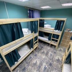 Кровать в 8-местном общем номере