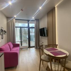 4-местные апартаменты люкс Семейный номер 38  кв.м с кухней-гостиной, спальней, большой лоджиейй с 1 двуспальной кроватью