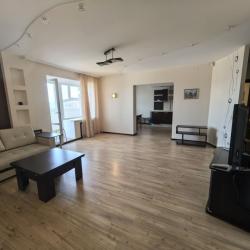 Фото Отель Бoльшая 3-x комнaтнaя кваpтира в центре города