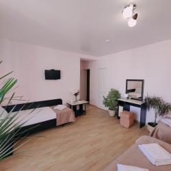 Номер полулюкс с 2 односпальными и 1 двуспальной кроватью