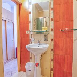 Номер стандарт с 1 двуспальной кроватью с боковым видом на море