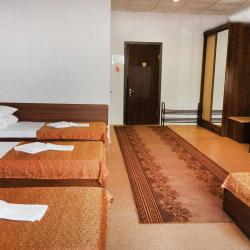 Кровать в 6-местном общем номере