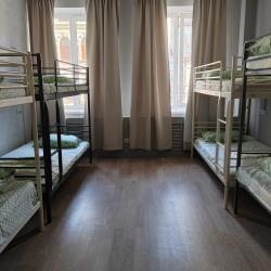 Кровать в 8-местном общем женском номере