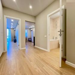 Фото Отель Новая квартира с кроватью возле панорамного окна, высокий этаж