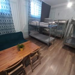 Кровать в 8-местном общем номере