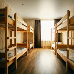 Кровать в 8-местном общем номере