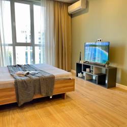 Фото Отель Новая квартира с кроватью возле панорамного окна, высокий этаж