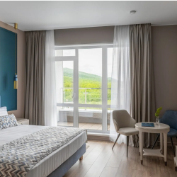 Стандартный номер с двуспальной кроватью (без балкона, вид на сопки)