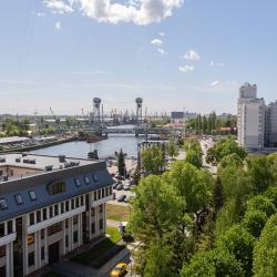 Кровать в 8-местном общем женском номере