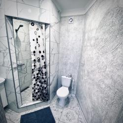 4-местный номер комфорт с 2 односпальными и 1 двуспальной кроватью