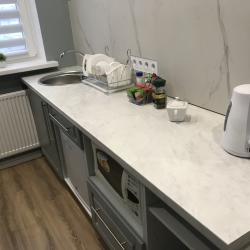Комната студия с 1 двуспальной кроватью и кухней