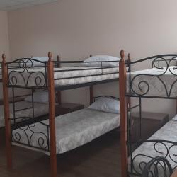 Кровать в 8-местном общем номере