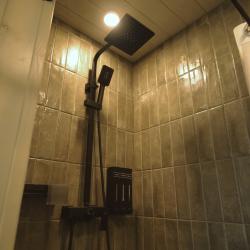 4-местный 1-комнатный коттедж премиум с 1 двуспальной кроватью