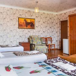 Номер стандарт семейный с 2 односпальными и 1 двуспальной кроватью