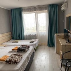 4-местный номер стандарт с 2 односпальными и 1 двуспальной кроватью