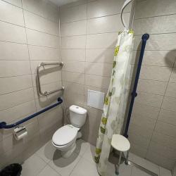 Номер стандарт с 2 односпальными кроватями для людей с ограниченными возможностями