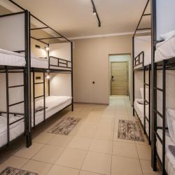 Кровать в 8-местном общем номере