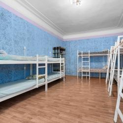 Кровать в 16-местном общем номере