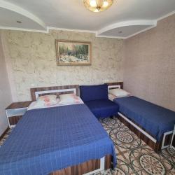 Комната стандарт с 1 односпальной и 1 двуспальной кроватью и креслом