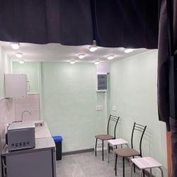 Кровать в номере студия
