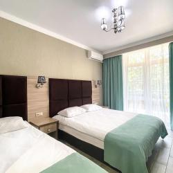 Номер стандарт Плюс с 1 двуспальной и 1 односпальной кроватью (Корпус Сильвер)