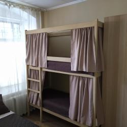 Номер эконом с двуспальной и двухъярусной кроватями (общие удобства)