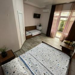 Комната комфорт с 1 односпальной и 1 двуспальной кроватью на 1 этаже