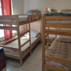 Кровать в женском 6-местном номере (удобства на этаже)