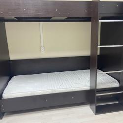 Кровать в 10-местном общем женском номере