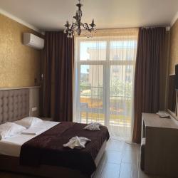 Номер стандарт с 1 односпальной и 1 двуспальной кроватью