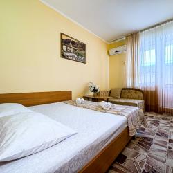 Комната стандарт с 1 двуспальной кроватью и диваном