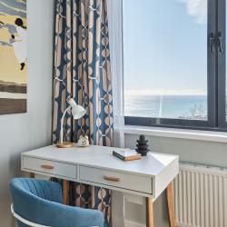 Фото Отель ЖИВИТЕ У МОРЯ! Шикарная трехкомнатная квартира в премиальном ЖК .Панорамный вид на море и горы (парковка, Wi-Fi)