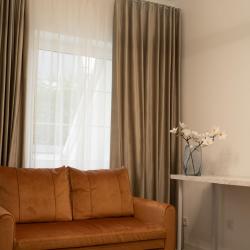 Номер комфорт с 1 двуспальной кроватью, доп. местами и балконом