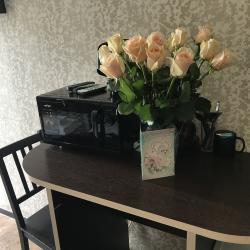 Трехместный номер стандарт с 1 двуспальной кроватью, открытым балконом и боковым видом на море