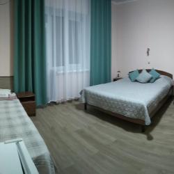Комната стандарт с 1 односпальной и 1 двуспальной кроватью
