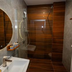 Номер улучшенный с 1 двуспальной кроватью Классика (без окна)