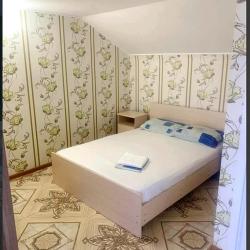 Номер комфорт с 1 односпальной и 1 двуспальной кроватью