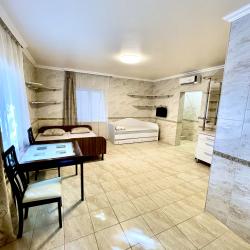 Номер люкс с 1 односпальной и 1 двуспальной кроватью