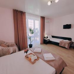 Номер полулюкс с 2 односпальными и 1 двуспальной кроватью